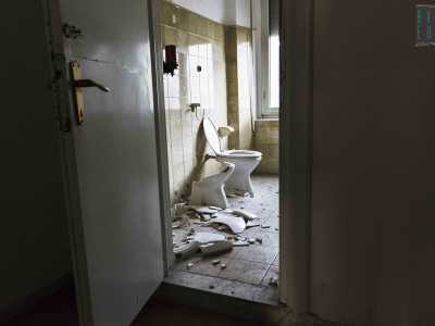 ...e un altro ufficio dove oltre a un bagno distrutto...